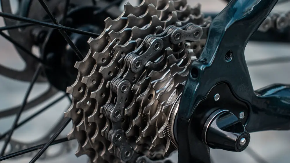 Cleaning and lubricating a bicycle chain