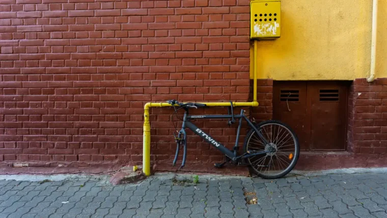 A bicycle leaning against a brick wall